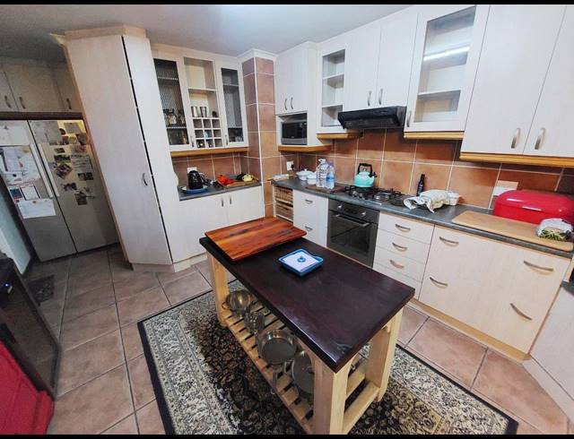 4 BEDROOM HOUSE RENTED IN SUMMERSTRAND